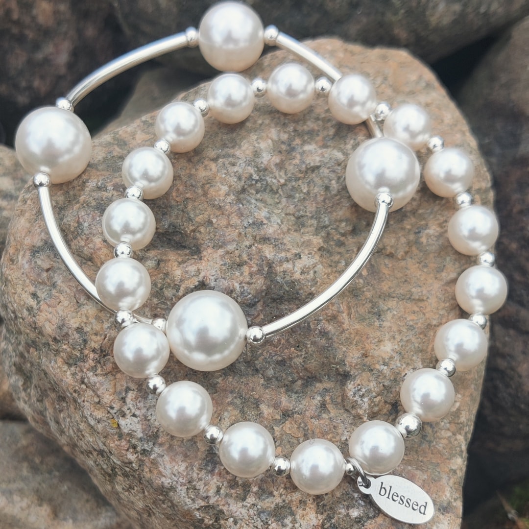 Välsignelsearmband - Vita pärlor - Set med två armband